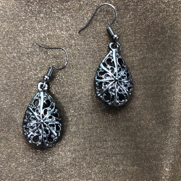 3/$20 5 Pairs of fashion Earrings for Pierced Ears - Picture 4 of 6